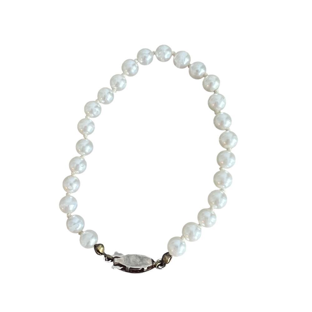 Vintage pearl bracelet with silver tone clasp